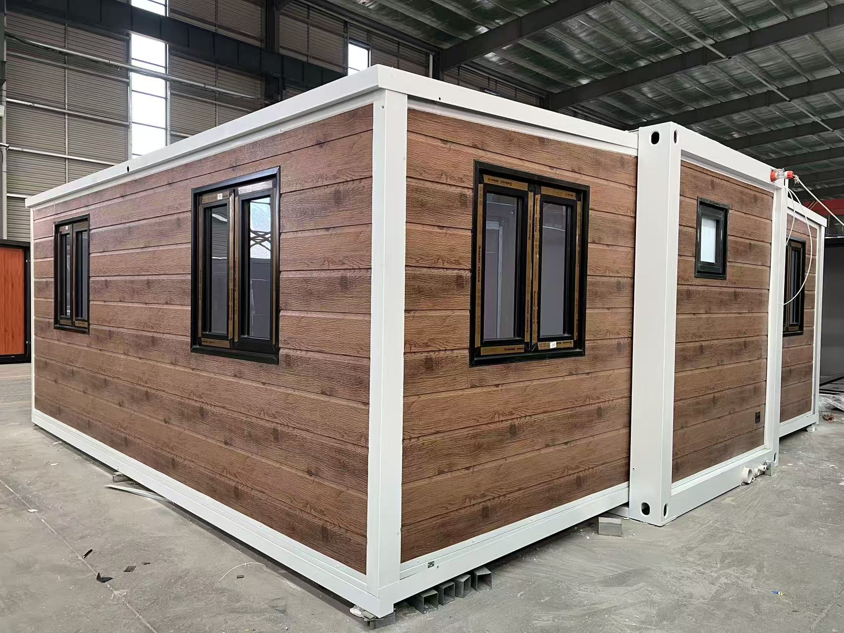 XZZENERGY Off-Grid 20ft Prefab Modular Expandable Container House with 2bedrooms,kitchen and bathroom solar energy included.30kwh Power perday