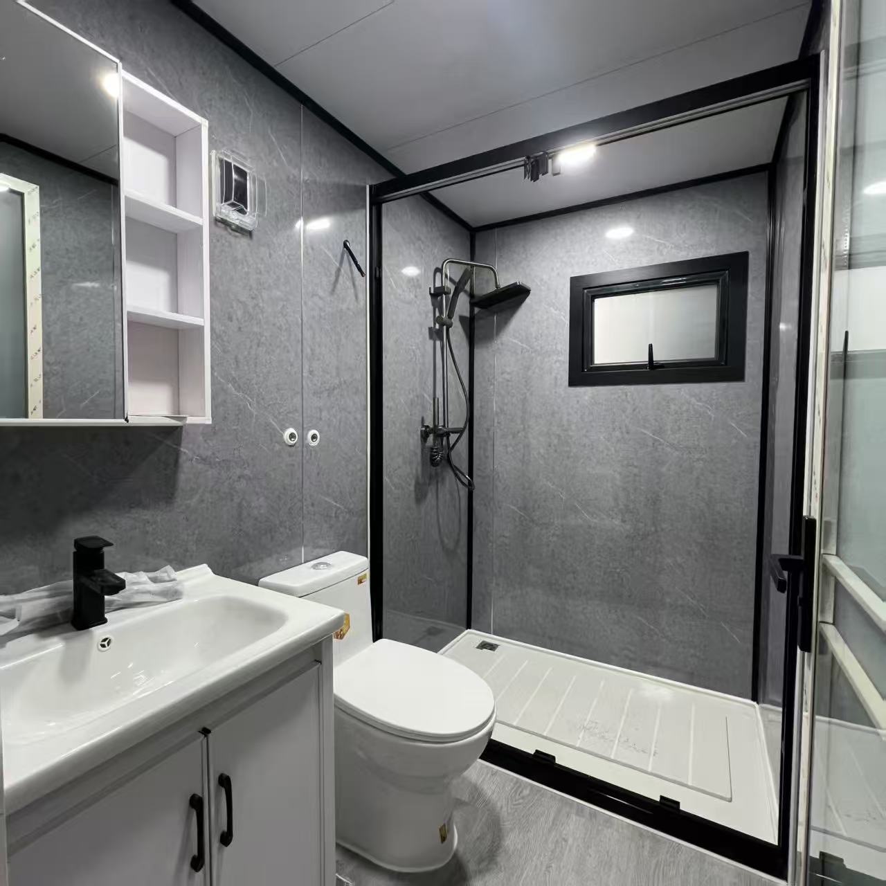 XZZENERGY Off-Grid 20ft Prefab Modular Expandable Container House with 2bedrooms,kitchen and bathroom solar energy included.30kwh Power perday