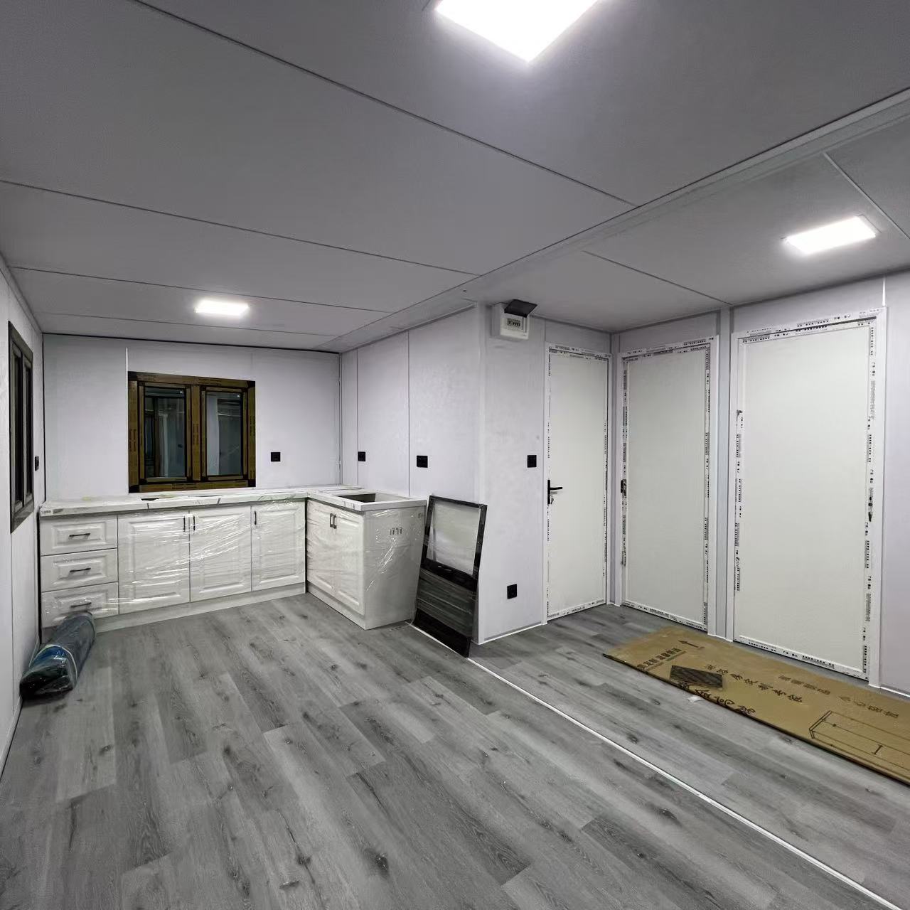XZZENERGY Off-Grid 20ft Prefab Modular Expandable Container House with 2bedrooms,kitchen and bathroom solar energy included.30kwh Power perday